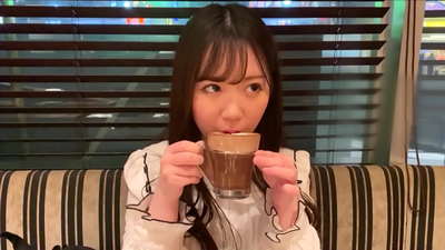 அவள் பல்கலைக்கழகத்தில் அதே கிளப்பைச் சேர்ந்த ஒரு தோழி. அவள் கிளப்பில் மிகவும் கவர்ச்சியான பெண். இது ஒரு ஜப்பானிய கவர்ச்சியான சூழல்.